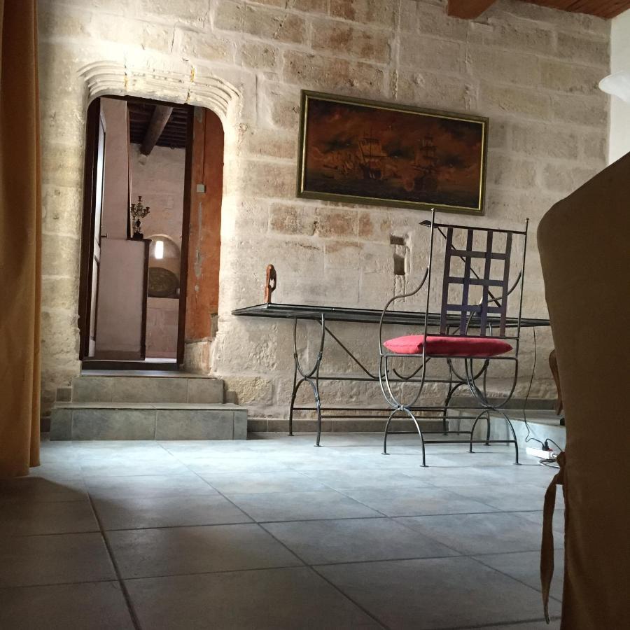 La Maison Sur La Place Aigues-Mortes Bagian luar foto