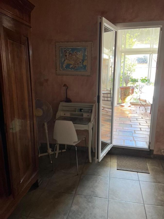 La Maison Sur La Place Aigues-Mortes Bagian luar foto