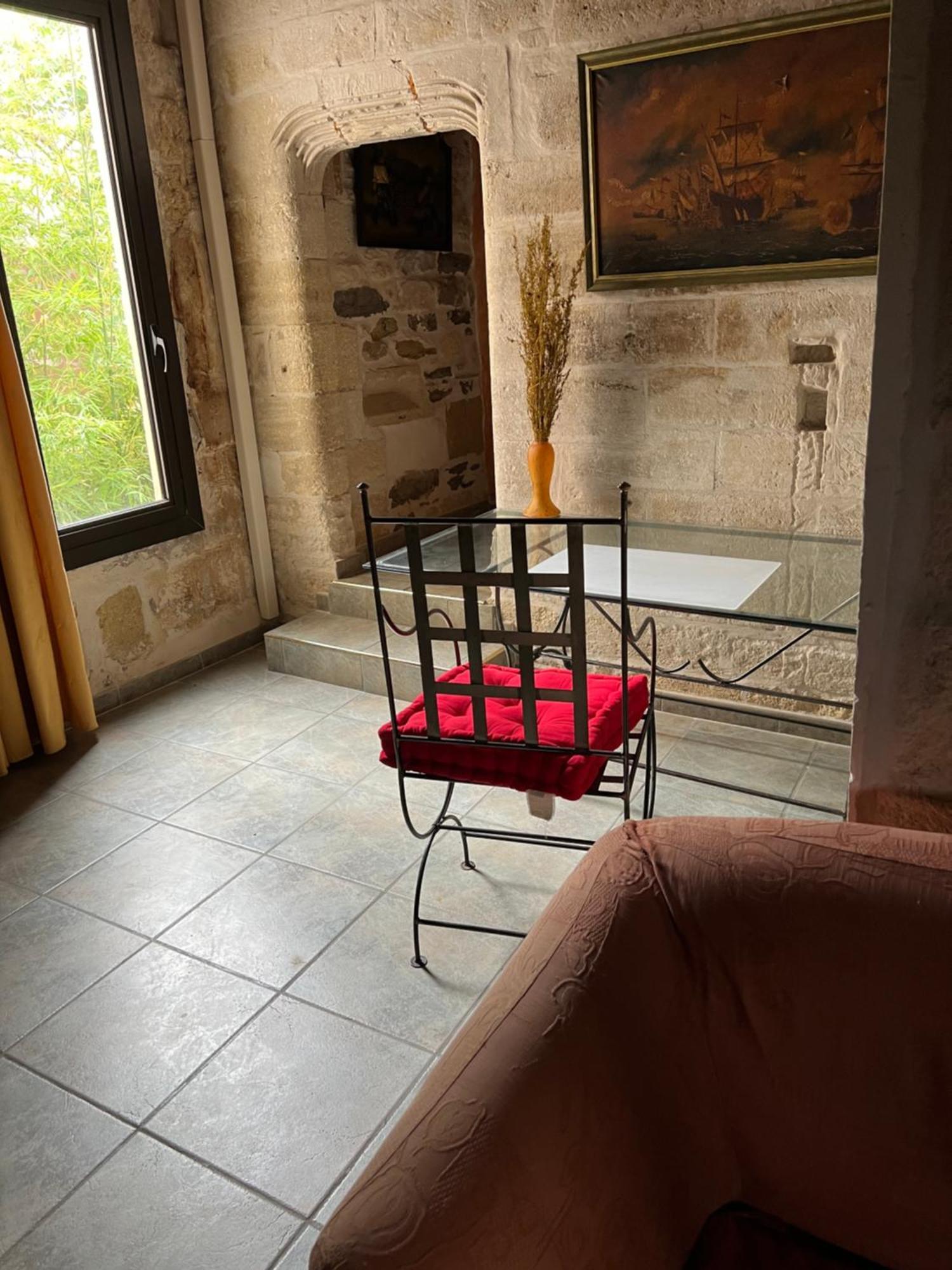 La Maison Sur La Place Aigues-Mortes Bagian luar foto